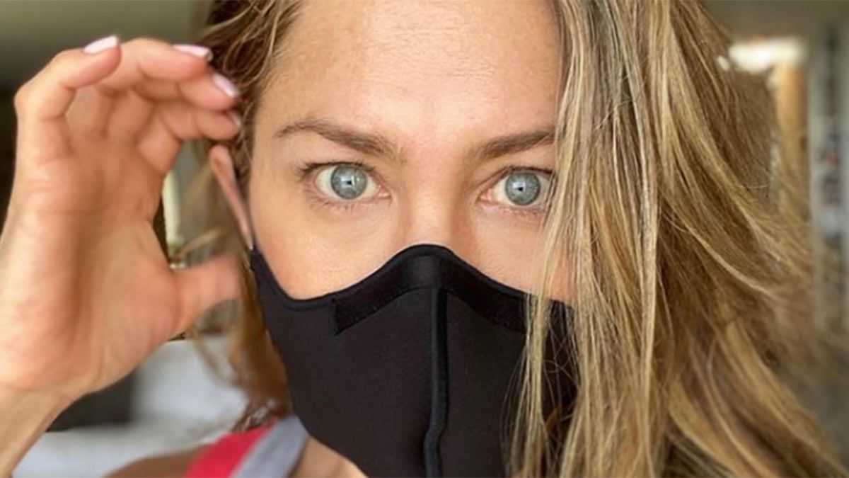 Jennifer Aniston le cortó el rostro a los antivacunas