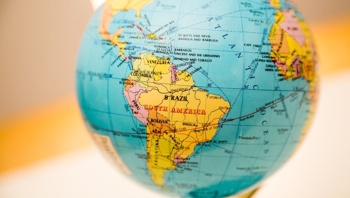 Cuenta con costumbres tan diversas como sus paisajes, que van desde el desierto más árido del mundo a glaciares milenarios que aún esperan por ser descubiertos Cuenta con costumbres tan diversas como sus paisajes, que van desde el desierto más árido del mundo a glaciares milenarios que aún esperan por ser descubiertos