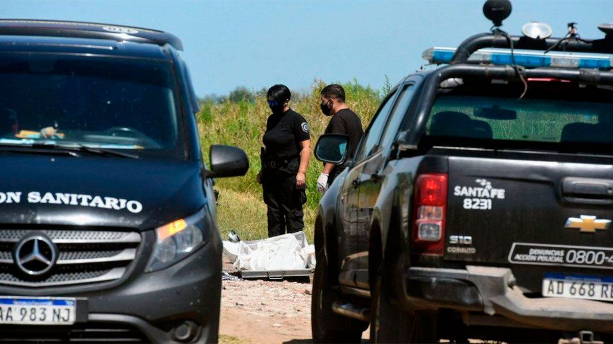 Triple crimen en Rosario: matan a una familia e incendian su auto con la mujer adentro