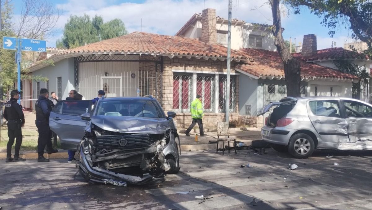 El domingo pasado al mediodía, en una esquina de la Sexta Sección chocaron dos vehículos: uno no respetó el disco Pare y la víctima fatal era acompañante en el otro auto y no llevaba puesto el cinturón de seguridad. El domingo pasado al mediodía, en una esquina de la Sexta Sección chocaron dos vehículos: uno no respetó el disco Pare y la víctima fatal era acompañante en el otro auto y no llevaba puesto el cinturón de seguridad.