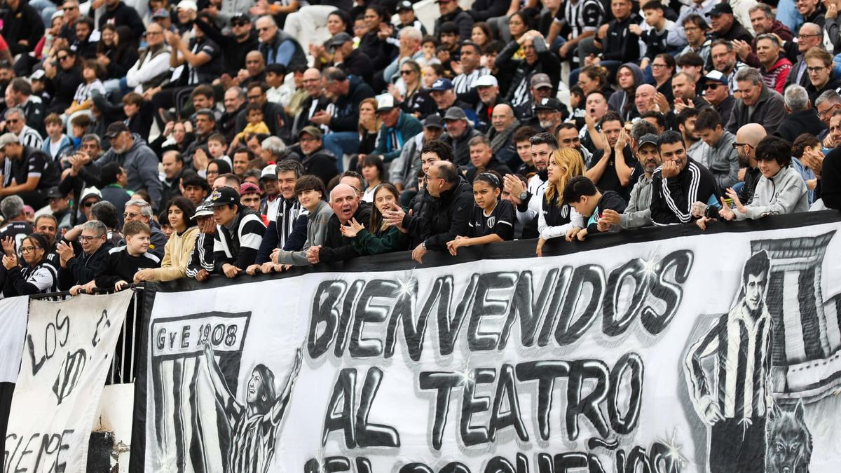 Los hinchas de Gimnasia y Esgrima acompañaron al equipo que está puntero e invicto.