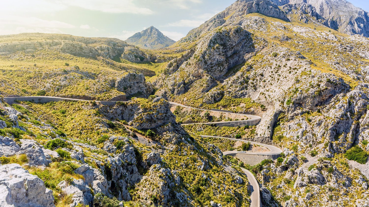 El pueblo de Mallorca entre las sierras que desembocan en el Mediterráneo y es Patrimonio de la Humanidad. El pueblo de Mallorca entre las sierras que desembocan en el Mediterráneo y es Patrimonio de la Humanidad.