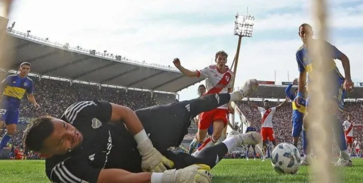 Romero sacó la pelota sobre la línea.