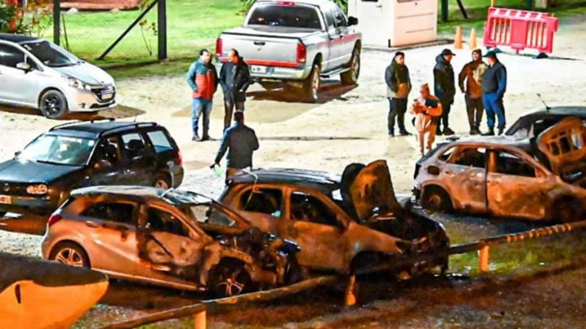 Cinco autos fueron incendiados en el predio de Aldosivi