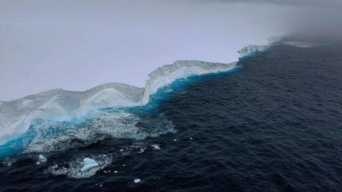 El iceberg más grande del mundo se está desintegrando, y así se ve desde el espacio