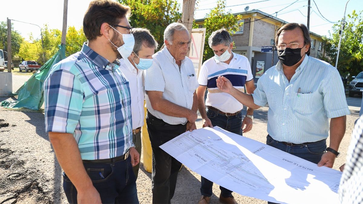 Paulo Campi (primero a la izquierda) encabezó la comitiva del gobierno municipal que recorrió obras en San Rafael. Es el actual presidente del Concejo Deliberante y reemplaza a Emir Félix