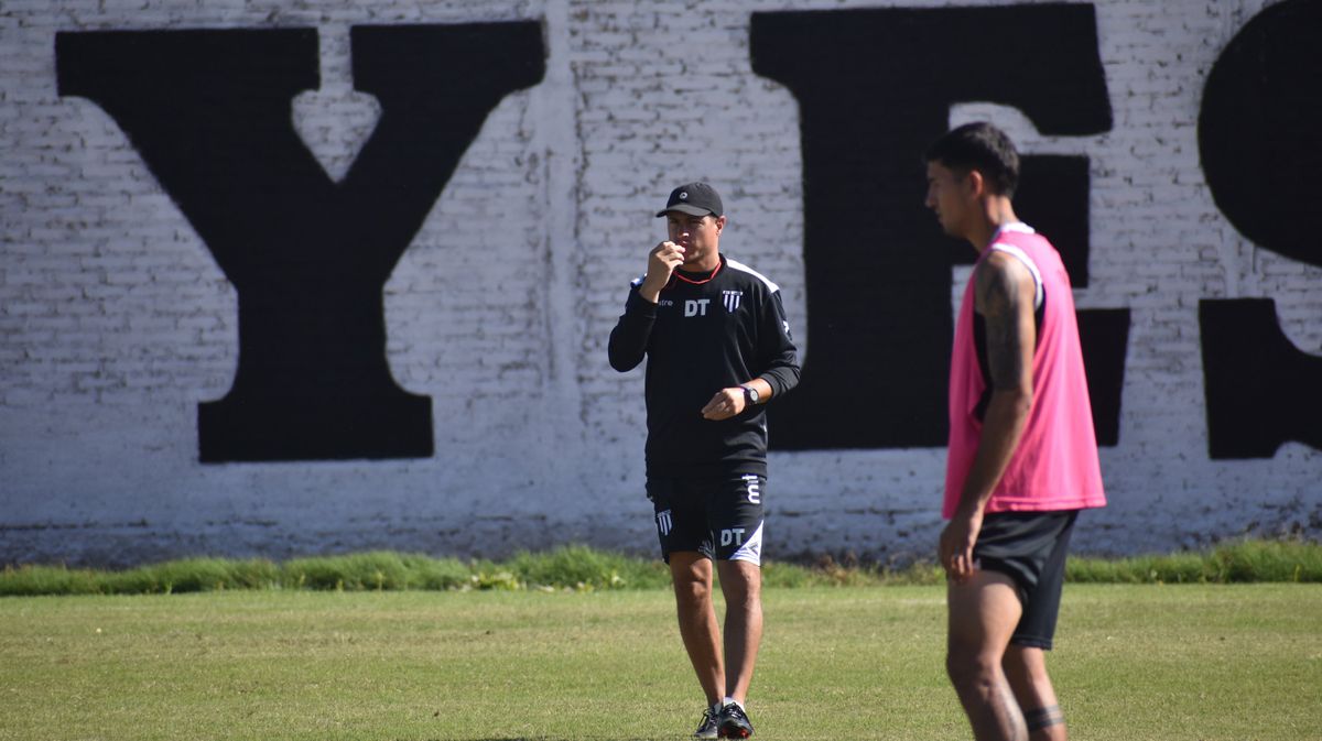 Ezequiel Medrán repetirá el equipo que jugó con Estudiantes de Buenos Aires para jugar este martes ante Defensores Unidos de Zárate.