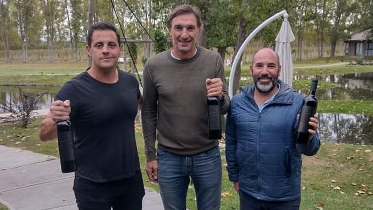 El Flaco Schiavi, con Eusebio Gui&ntilde;az&uacute; y el en&oacute;logo Gonzalo Mazzotta, presen&oacute; &Uacute;ltimo Hombre.