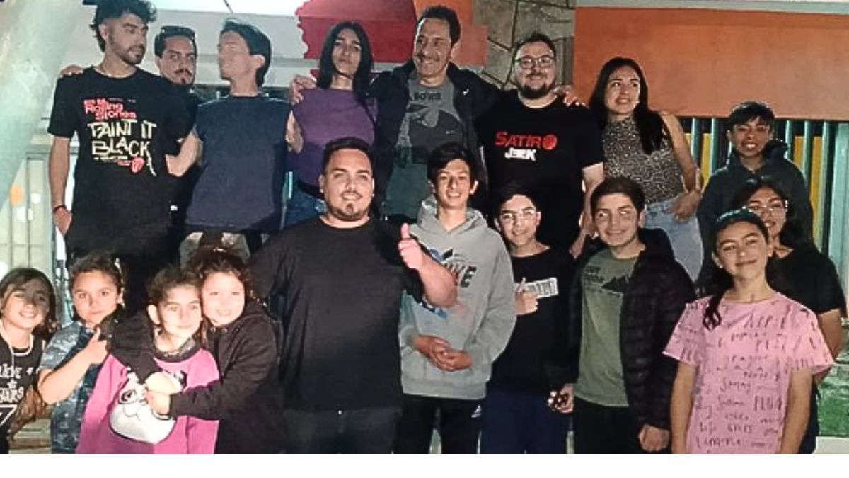 Ricardo Mollo (centro, arriba) junto a chicos y profesores de la Vuela Escuela de Música de General Alvear. Fuente:&nbsp; Instagram de la escuela