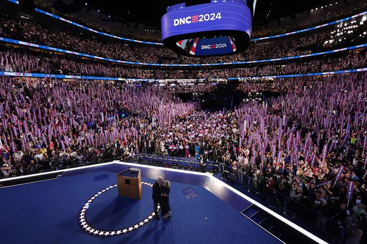 El gobernador de Minnesota, Tim Walz se presentó frente a un estadio repleto de entusiastas que vitoreaban El gobernador de Minnesota, Tim Walz se presentó frente a un estadio repleto de entusiastas que vitoreaban
