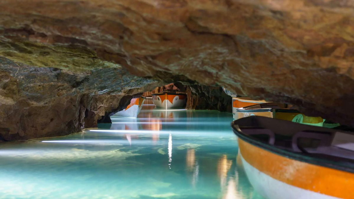 Este pueblo de España tiene unas cuevas naturales con un impactante río que atraen a cientos de visitantes cada año. Este pueblo de España tiene unas cuevas naturales con un impactante río que atraen a cientos de visitantes cada año.