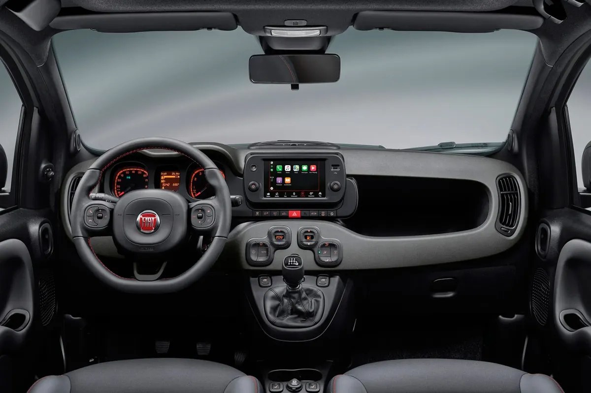 El interior de este coche es muy espacioso. El interior de este coche es muy espacioso.