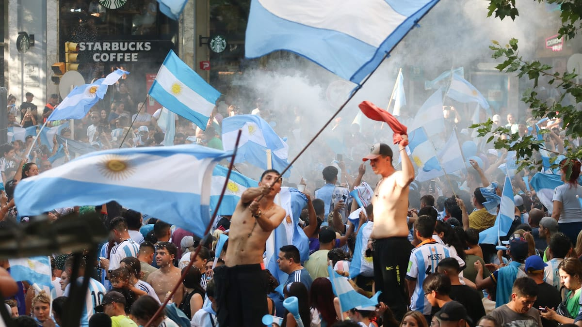 Toda la felicidad de los hinchas locales cuando Argentina clasificó para los cuartos de final del mundial de Qatar 2022. Foto: UNO
