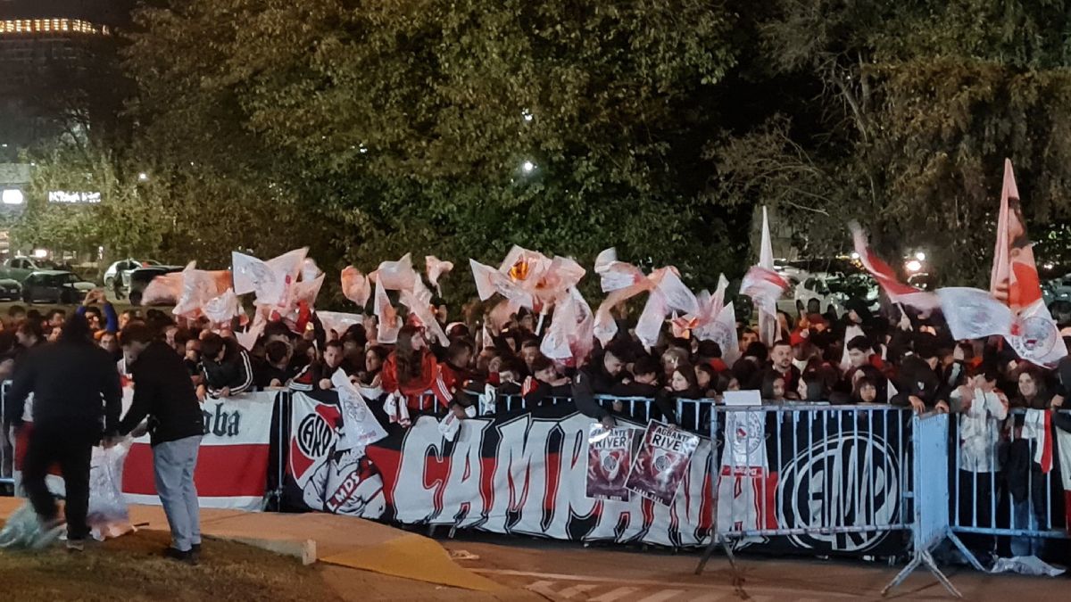 Miles de hinchas de River hicieron su banderazo en la puerta del hotel Holliday Inn de Córdoba capital. Miles de hinchas de River hicieron su banderazo en la puerta del hotel Holliday Inn de Córdoba capital.