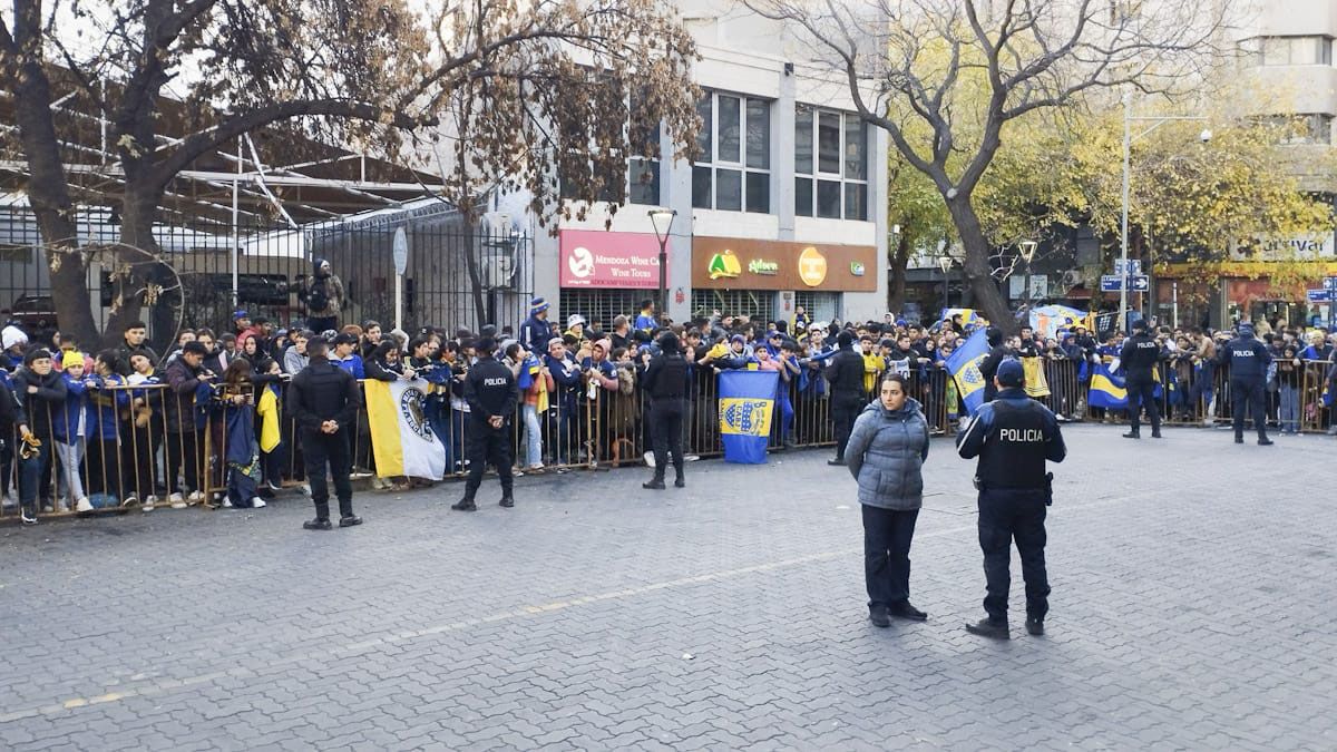 Cientos de hinchas de Boca esperaron en el Hotel Sheraton al plantel que jugará este jueves ante Godoy Cuz Cientos de hinchas de Boca esperaron en el Hotel Sheraton al plantel que jugará este jueves ante Godoy Cuz