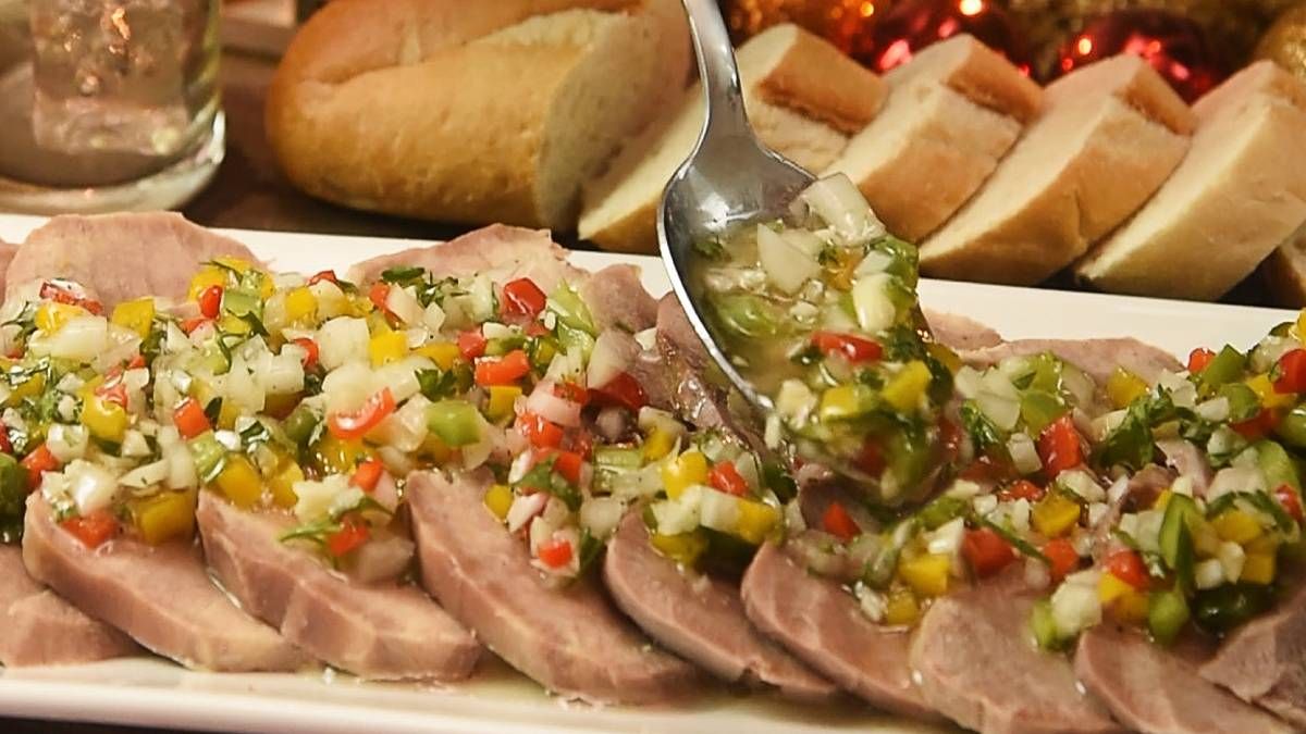 La lengua a la vinagreta lleva lengua de vaca, vinagre, aceite y condimentos como perejil, ajo, laurel, romero y tomilloñ La lengua a la vinagreta lleva lengua de vaca, vinagre, aceite y condimentos como perejil, ajo, laurel, romero y tomilloñ