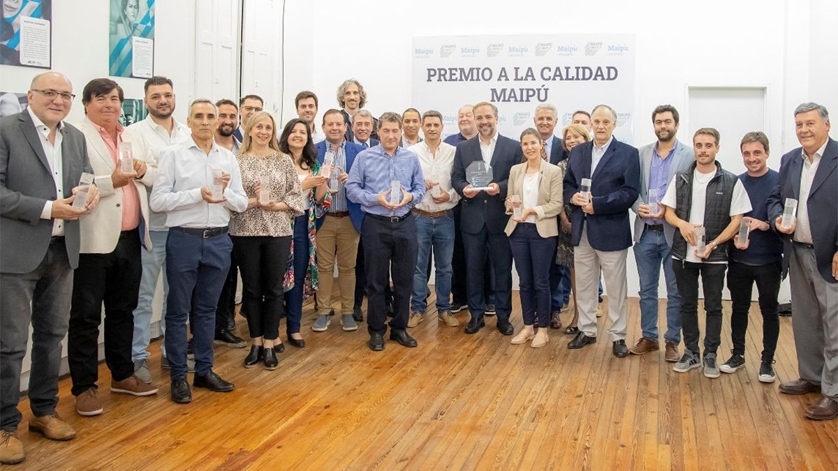 Los cuatro últimos intendentes del PJ de Maipú junto a los premiados.