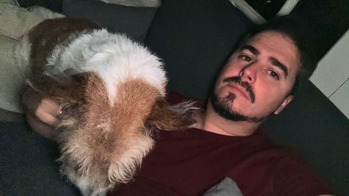 Nicolás, uno de los novios, y la perrita Máxima, que será testigo. Nicolás, uno de los novios, y la perrita Máxima, que será testigo.