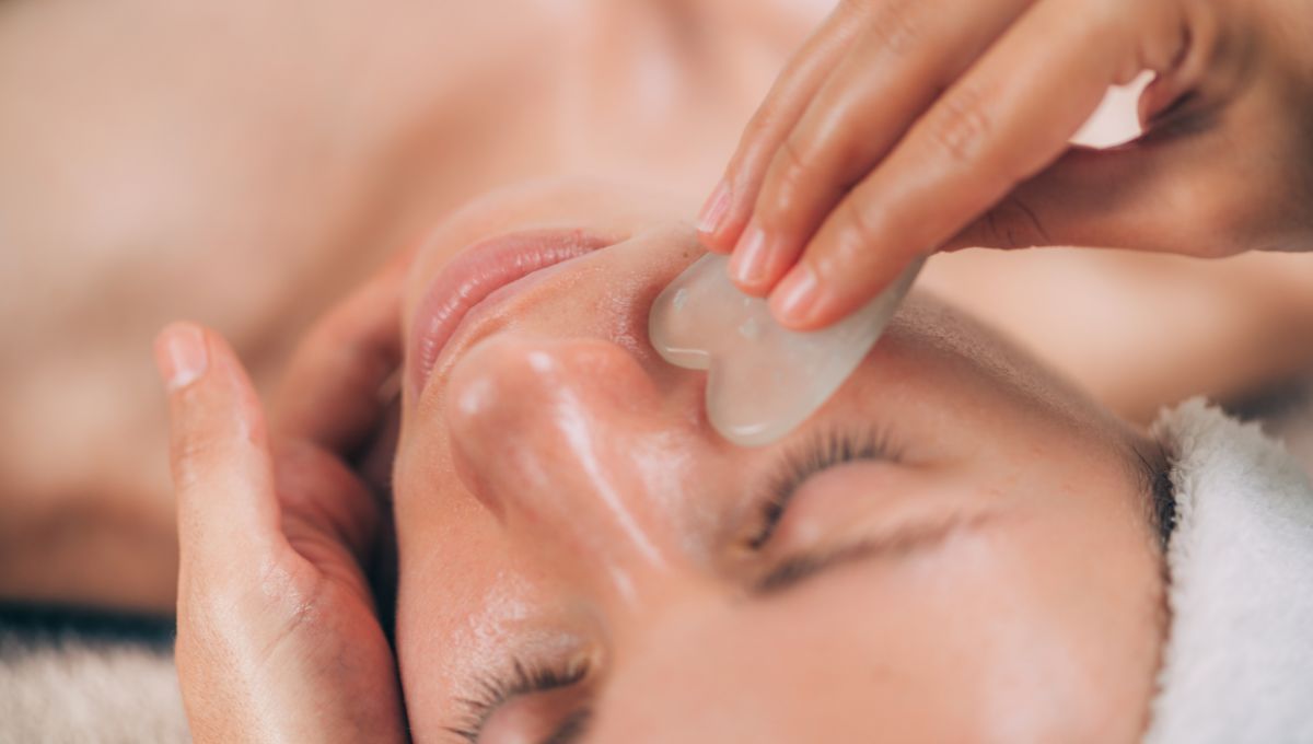 La piedra Gua-Sha debe usarse con un sérum o crema de textura ligera. La piedra Gua-Sha debe usarse con un sérum o crema de textura ligera. 