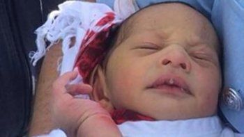 Acusan a una mujer de abandonar a su bebé en una alcantarilla