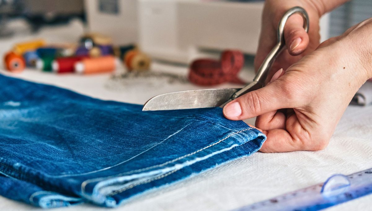 Los jeans son una prenda antigua que nació como ropa de trabajo resistente y dura. 