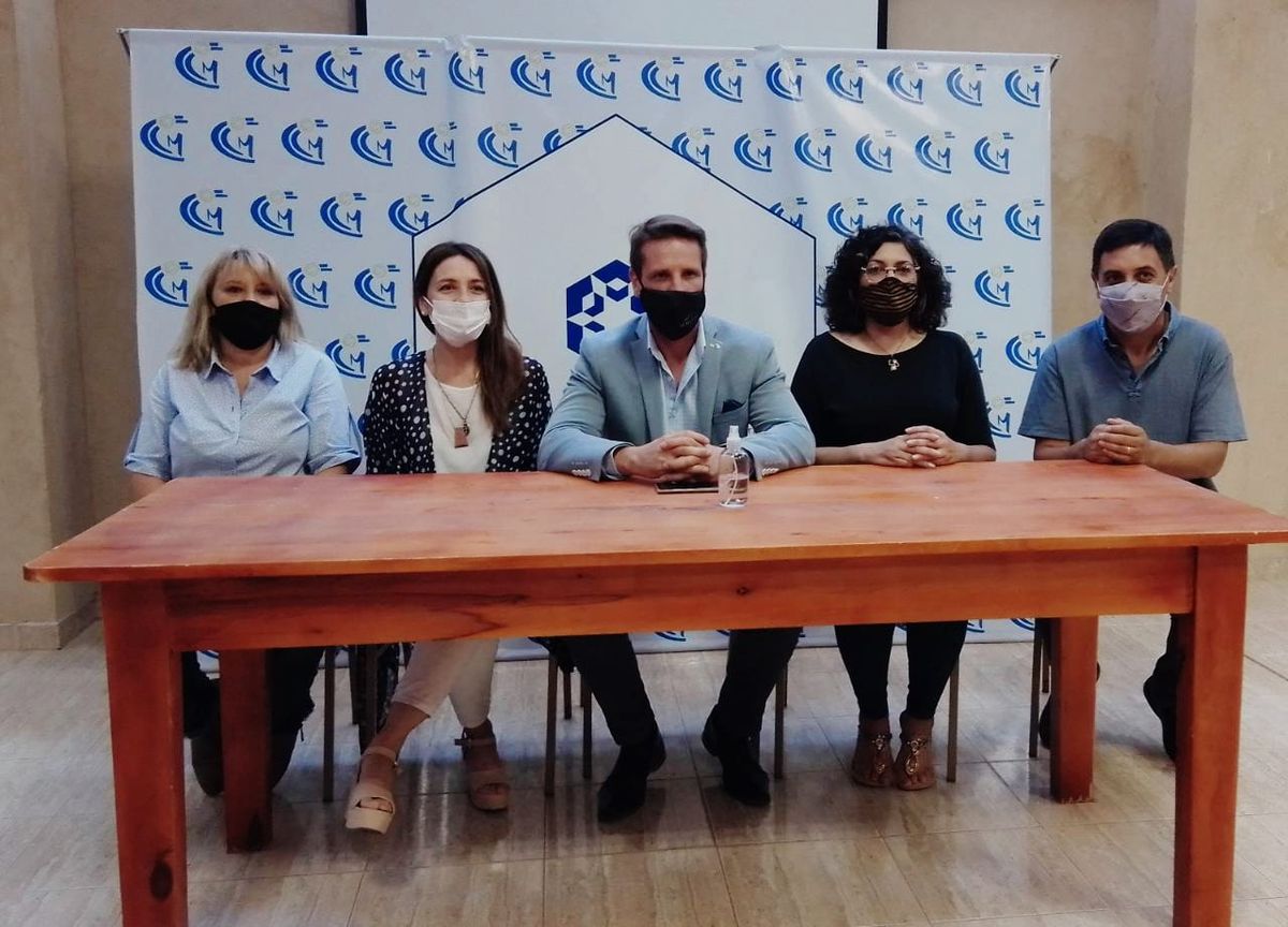 El presidente de la Cámara de Comercio de Malargüe, Gustavo Miras (en el centro) lideró la comitiva que hoy se reunió con el ministro Ibañez para seguir pedir que se siga reclamando por Portezuelo del Viento.