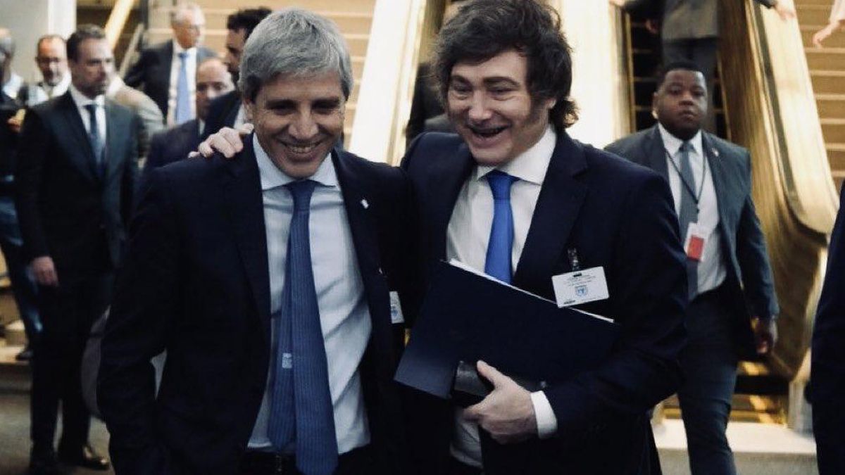 El ministro de Economía, Luis "Toto" Caputo, junto al presidente Javier Milei. Ambos tienen una visión liberal de la economía y tienden a resistir la idea de que el Estado deba intervenir en el mercado. El ministro de Economía, Luis "Toto" Caputo, junto al presidente Javier Milei. Ambos tienen una visión liberal de la economía y tienden a resistir la idea de que el Estado deba intervenir en el mercado.
