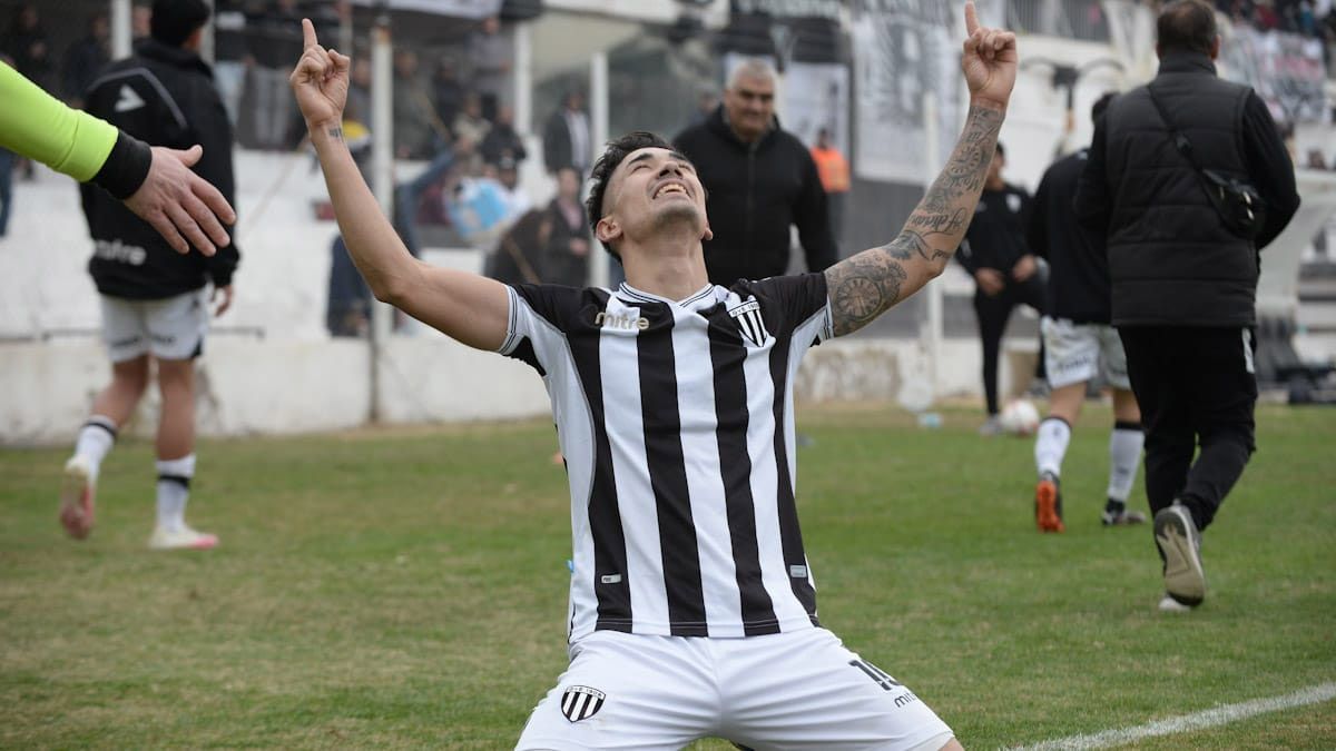 Solari mira el cielo y agradece por el gol que convirtió. Foto: Martín Pravata (UNO).