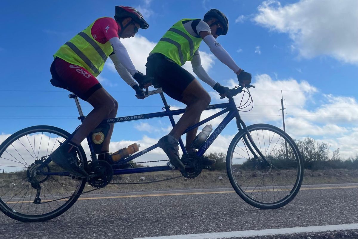 Walter y su guía vidente, durante la última experiencia en bicicleta. Más atrás iba Silvina con su guía. Walter y su guía vidente, durante la última experiencia en bicicleta. Más atrás iba Silvina con su guía.