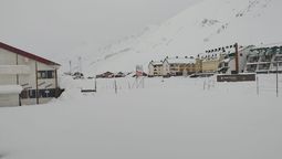 El Paso Cristo Redentor seguirá cerrado durante este martes debido a que siguen las nevadas en la alta montaña.