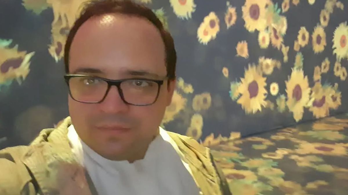 Marcos Negri dictaba su clase con normalidad y comenzó a sentir un fuerte dolor de cabeza. En pocos segundos murió Marcos Negri dictaba su clase con normalidad y comenzó a sentir un fuerte dolor de cabeza. En pocos segundos murió