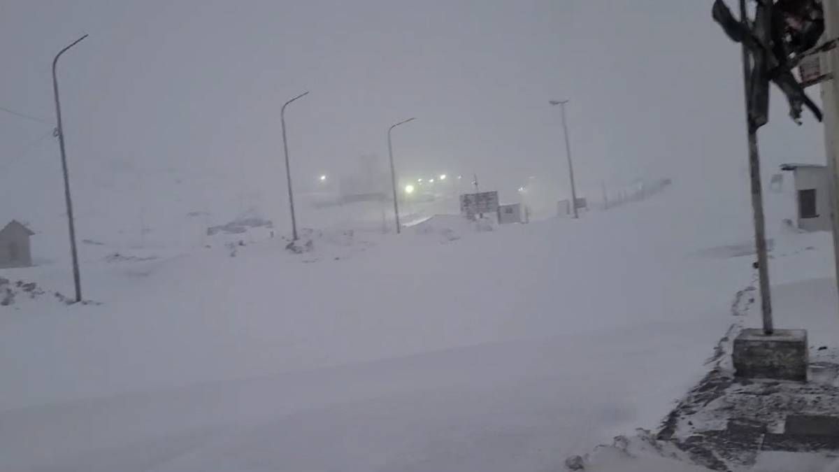 La ruta 7 en el Paso Cristo Redentor quedó tapada de nieve. La ruta 7 en el Paso Cristo Redentor quedó tapada de nieve.