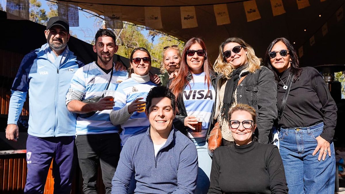 Familiares de Los Pumas Lautaro Bazán y Mateo Carreras: Adrián San Martino, Patricio Varela, Mili Terán, Graciela Specto, Gabi Vélez, Andrea Vélez, Carolina Martín, Gastón Yance Cserge y Vanesa Yance Cserge. Fotos: Axel Lloret Familiares de Los Pumas Lautaro Bazán y Mateo Carreras: Adrián San Martino, Patricio Varela, Mili Terán, Graciela Specto, Gabi Vélez, Andrea Vélez, Carolina Martín, Gastón Yance Cserge y Vanesa Yance Cserge. Fotos: Axel Lloret