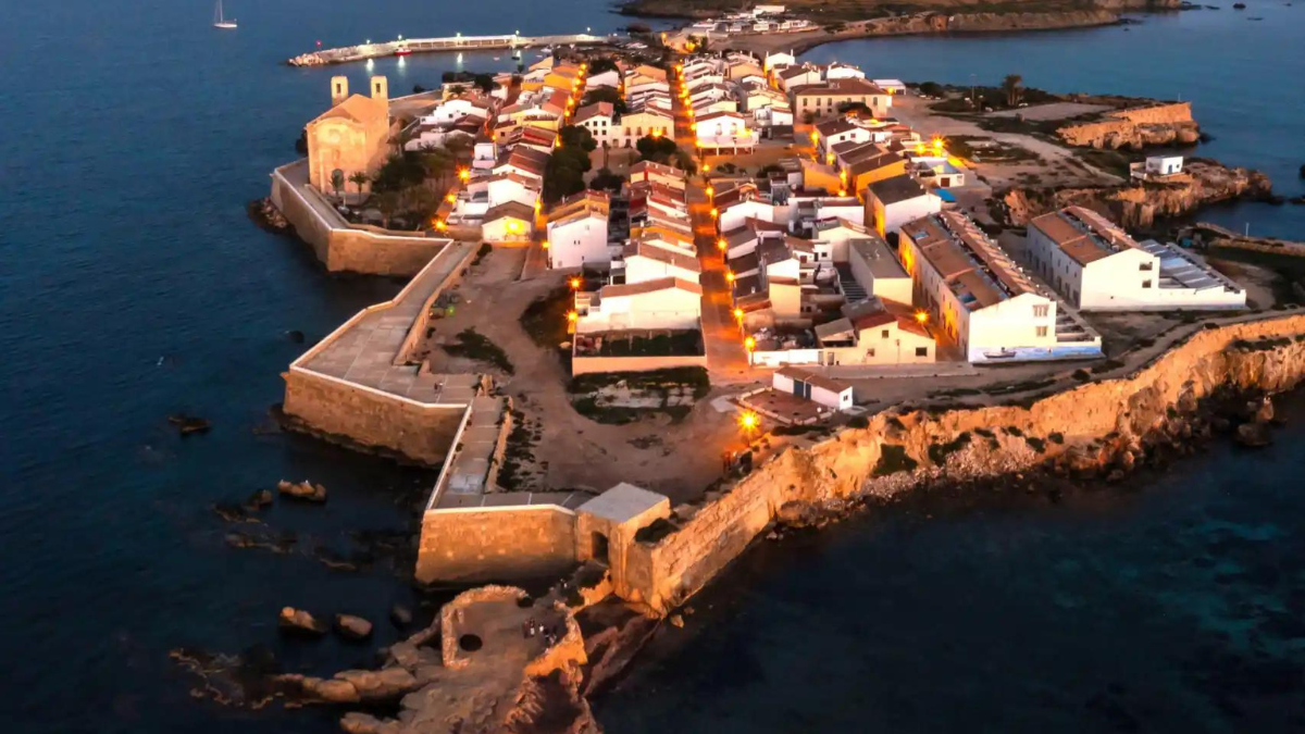 No puedes dejar de visitar la única isla habitada de la Comunidad Valenciana que es una verdadera belleza natural. No puedes dejar de visitar la única isla habitada de la Comunidad Valenciana que es una verdadera belleza natural.
