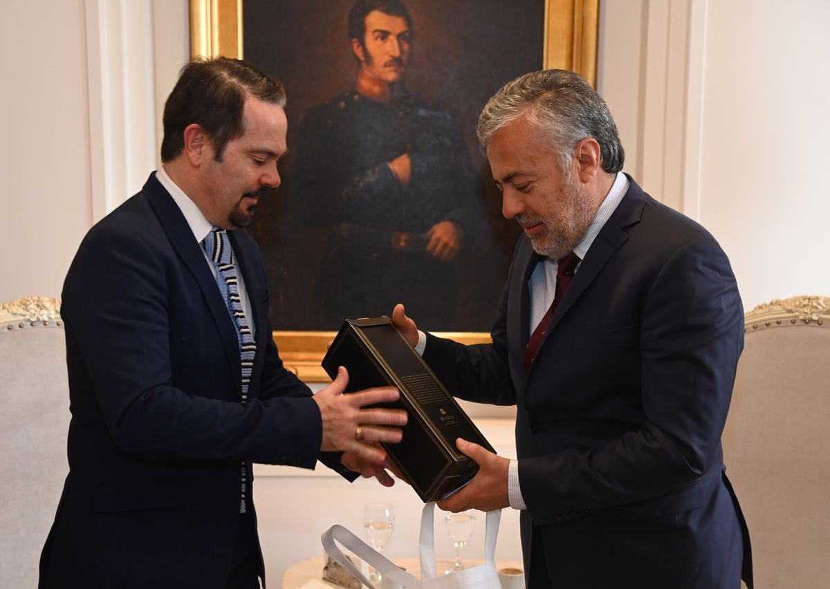 Alfredo Cornejo se reunió con Romain Nadal, embajador argentino en Francia que vino a la Sitivinitech. Alfredo Cornejo se reunió con Romain Nadal, embajador argentino en Francia que vino a la Sitivinitech.