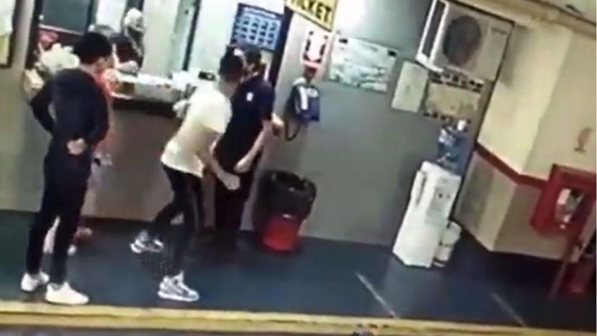 El momento en que el adolescente que permanece prófugo ataca a Armando López, el playero del estaciomiento de Monserrat, quien continúa internado