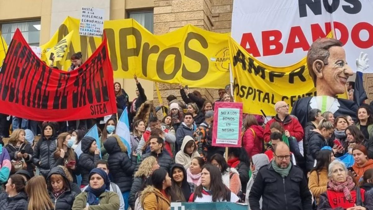 La manifestación de los estatales llegó a Casa de Gobierno alrededor del mediodía del martes.