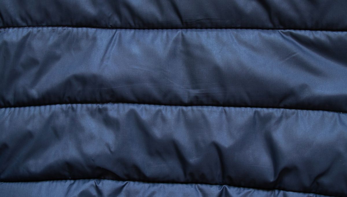 Queda muy bien con telas lisas, impermeables o estampadas. Queda muy bien con telas lisas, impermeables o estampadas.