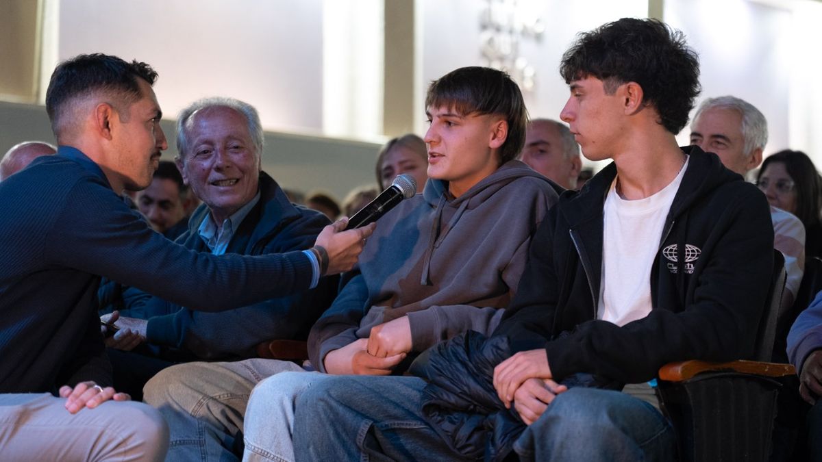Gerónimo y Nico, ambos de 16 años, en la primera fila escuchando e interactuando con No Tenés Cara y Bebo Granados. Gerónimo y Nico, ambos de 16 años, en la primera fila escuchando e interactuando con No Tenés Cara y Bebo Granados.