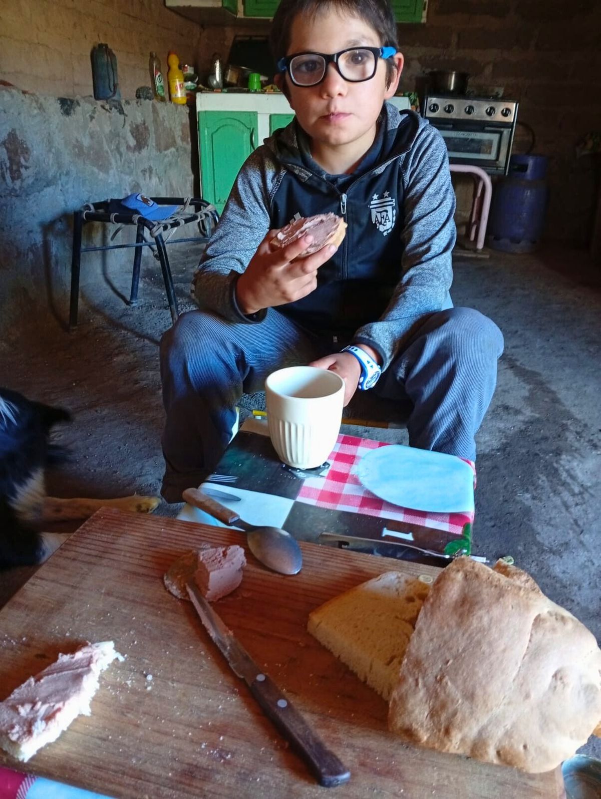 Un desayuno antes de partir a la escuela, donde está albergado. Un desayuno antes de partir a la escuela, donde está albergado.
