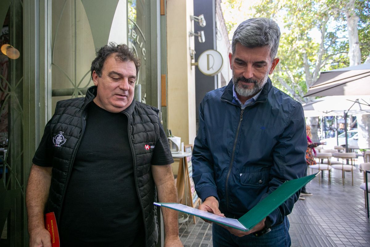 El enólogo y empresario Alejandro Vigil con el intendente de la Ciudad de Mendoza, Ulpiano Suarez. El enólogo y empresario Alejandro Vigil con el intendente de la Ciudad de Mendoza, Ulpiano Suarez.