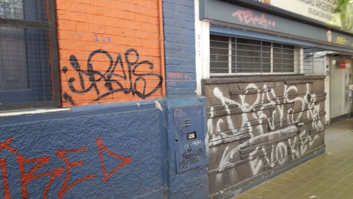 No interesa que sean casas de familia, el enchastrador no tiene piedad con nadie. No interesa que sean casas de familia, el enchastrador no tiene piedad con nadie.