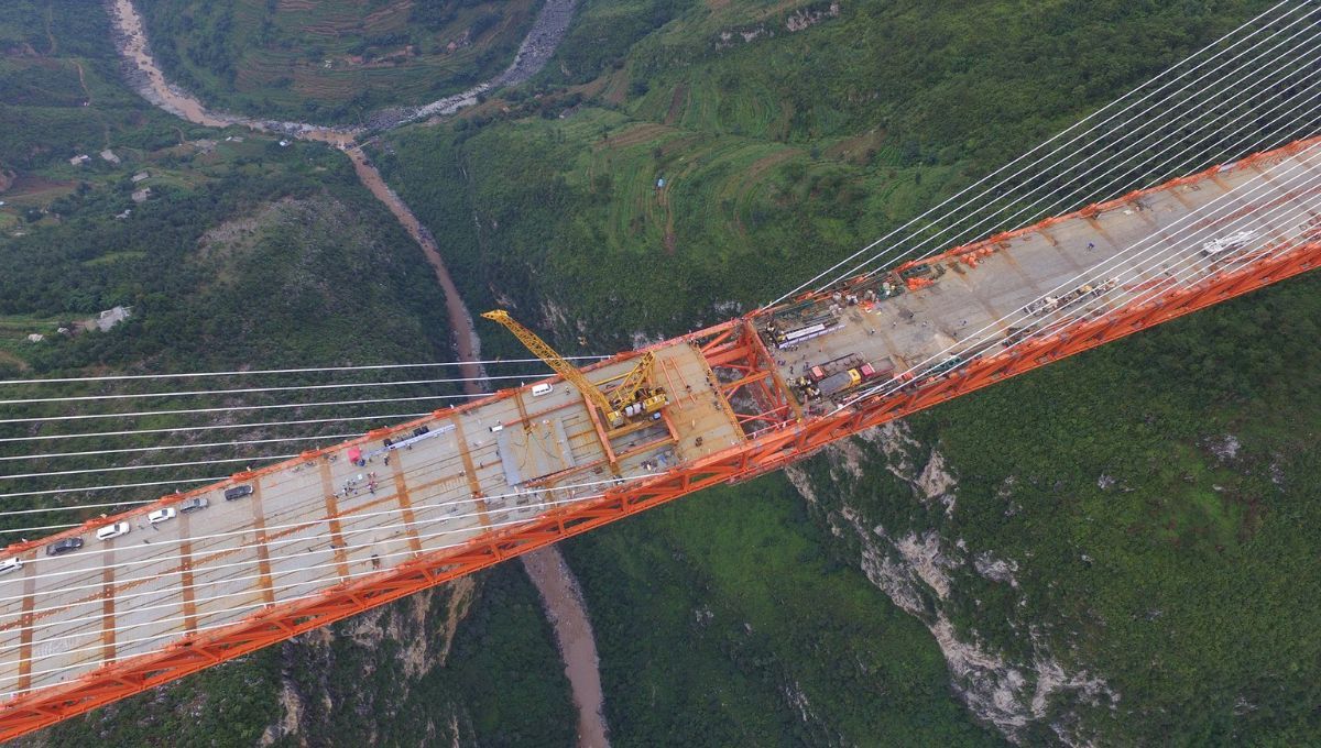 Construyen el puente más gigante del planeta Tierra: una construcción a más de 300 metros de altura