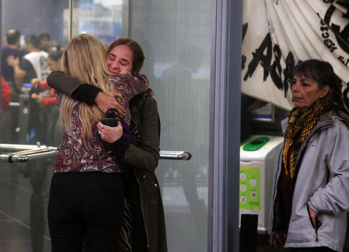 La tristeza de empleados despedidos este miércoles. La tristeza de empleados despedidos este miércoles.