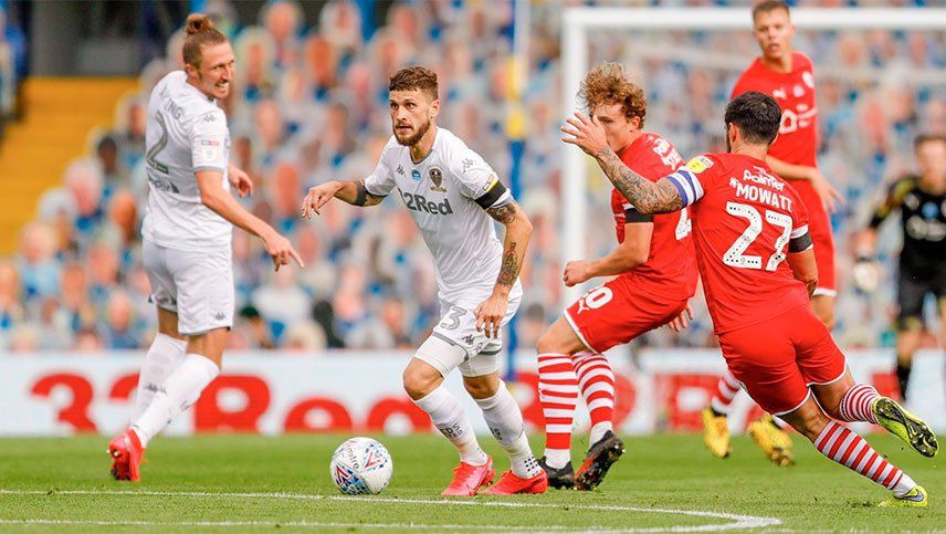 El Leeds venció al Barnsley y quedó a un paso de la Premier League