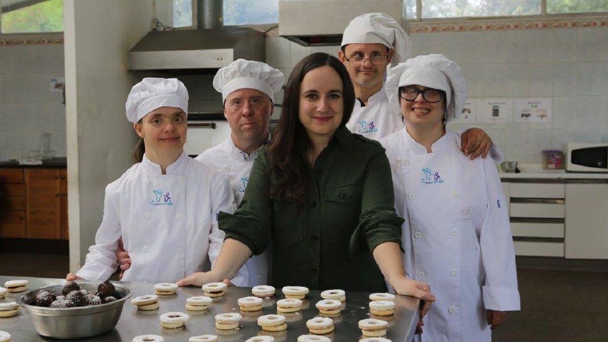 El grupo de amigos realiza trabajos de pastelería en el colegio