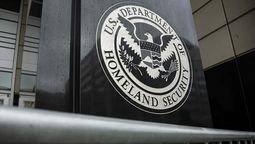 Logo del Departamento de Seguridad Nacional en la sede del Servicio de Control de Inmigración y Aduanas (ICE), en Washington, Estados Unidos (Archivo). Crédito: EFE/EPA/ Graeme Sloan. Logo del Departamento de Seguridad Nacional en la sede del Servicio de Control de Inmigración y Aduanas (ICE), en Washington, Estados Unidos (Archivo). Crédito: EFE/EPA/ Graeme Sloan.