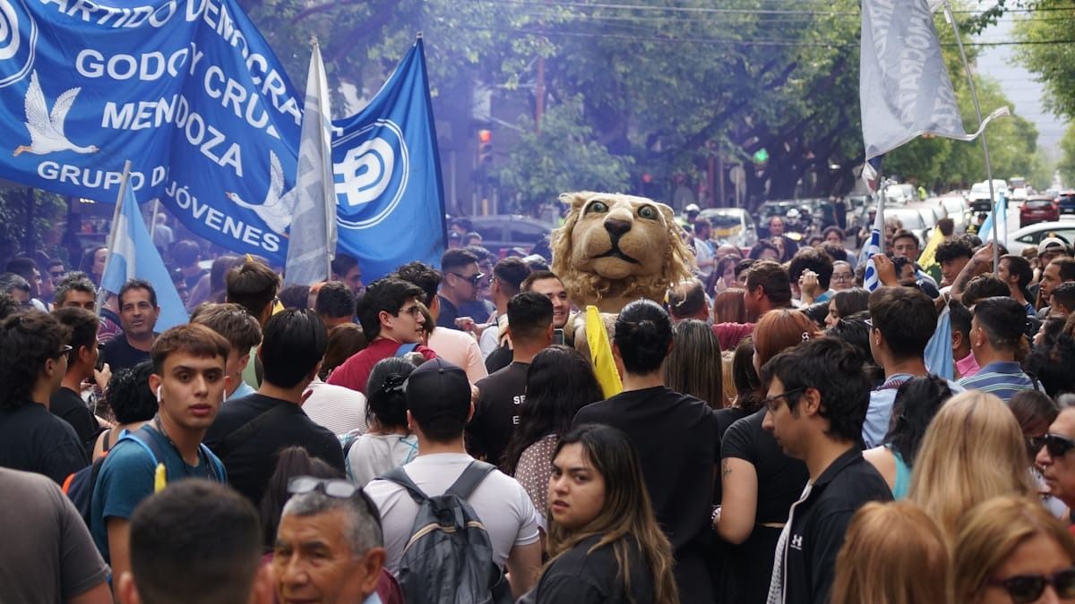 Los simpatizantes de Javier Milei se dieron cita el jueves pasado en la Plaza Independencia. Los simpatizantes de Javier Milei se dieron cita el jueves pasado en la Plaza Independencia.