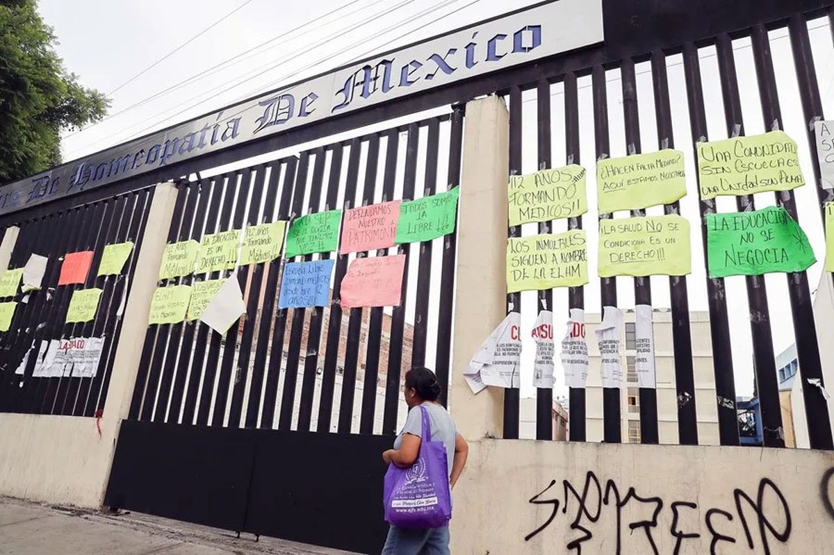 Exterior de la Escuela Libre de Homeopatía de México, donde hay una controversia en torno a su uso como albergue de migrantes, en Ciudad de México (México). Crédito: EFE/ Mario Guzmán.