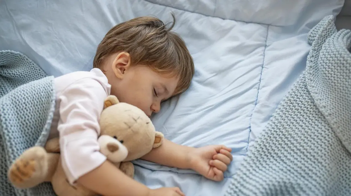 Toma nota de los alimentos que ayudan a conciliar el sueño en niños.